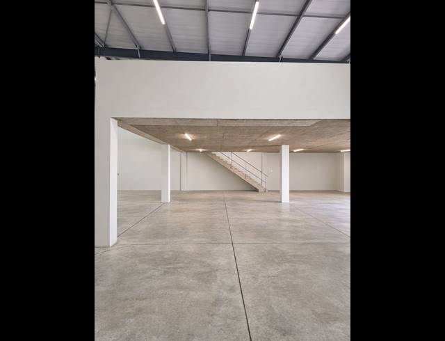 705M² WAREHOUSE TO LET IN BALLITO CENTRAL